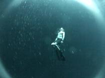 Em busca de ar, depois de ir a 25 metros de profundidade no cenote Pit, em Tulum, no Yucatán, sul do México